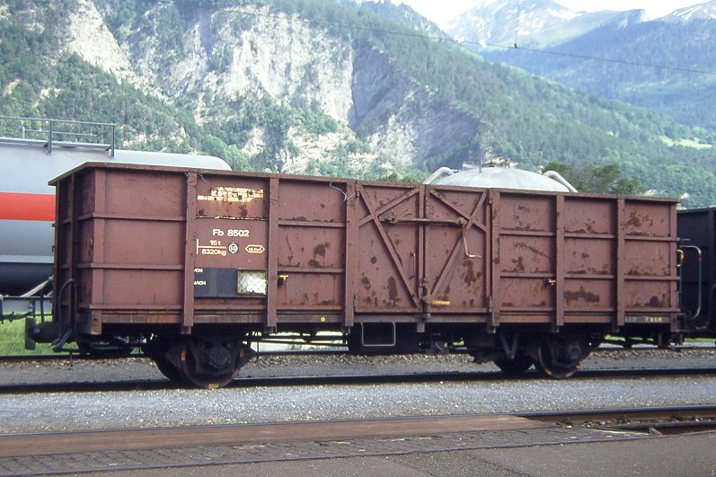RhB - Fb 8502 am 05.06.1992 in Untervaz - Hochbordwagen mit Stahlaufbau 2-achsig mit 1 offenen Plattform - Baujahr 1913 - bernahme 04.03.1977 - Rast/RhB - Gewicht 8,32t - Zuladung 15,00t - LP 8,89m - zulssige Geschwindigkeit Aufkleber 60 km/h - 1=18.09.1986 - Lebenslauf: Ug ex L 6668 - 1969 E 6668 - 04.03.1977 Fb 8502 - 2003 E 8502 - Hinweis: gescanntes Dia
