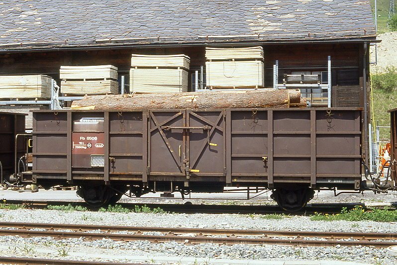 RhB - Fb 8506 am 28.05.1990 in Scuol - Hochbordwagen mit Stahlaufbau 2-achsig mit 1 offenen Plattform - Baujahr 1913 - bernahme 12.12.1980 - Rast/RhB - Gewicht 7,55 - Zuladung 15,00t - LP 8,89m - zulssige Geschwindigkeit Aufkleber 60 - 2=22.08.1988 - Lebenslauf: Ug ex L 6645 - 1969 E 6645 - 12.12.1980 Fb 8506 - 2003 E 8506 - 09/2005 Abbruch - Hinweis: gescanntes Dia
