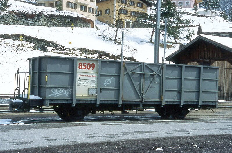 RhB - Fb 8509 am 11.04.1998 in Bergn - Hochbordwagen mit Stahlaufbau 2-achsig mit 1 offenen Plattform - Baujahr 1913 - bernahme 02.12.1980 - Rast/RhB - Gewicht 7,87 - Zuladung 15,00t - LP 8,89m - zulssige Geschwindigkeit Aufkleber 60 - 2=28.09.1988 - Lebenslauf: Ug ex L 6648 - 1969 E 6648 - 02.12.1980 Fb 8509 - 2003 E 8509 - ? 2006 Abbruch - Hinweis: gescanntes Dia
