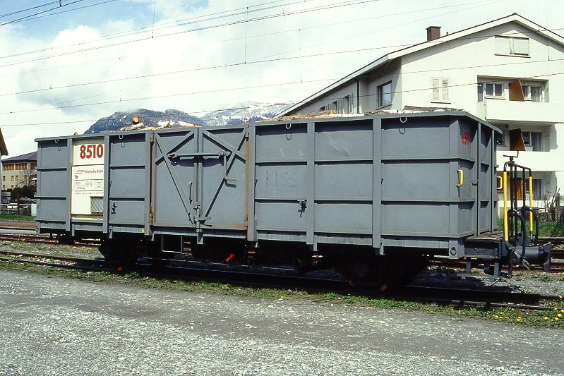 RhB - Fb 8510 am 12.04.1998 in Cazis - Hochbordwagen mit Stahlaufbau 2-achsig mit 1 offenen Plattform - Baujahr 1913 - bernahme 12.12.1980 - Rast/RhB - Gewicht 7,27 - Zuladung 15,00t - LP 8,89m - zulssige Geschwindigkeit 60/B - 2=03.07.1997 - Lebenslauf: Ug ex L 6649 - 1969 E 6649 - 12.12.1980 Fb 8510 - 2003 E 8510 - 09/2005 Abbruch - Hinweis: gescanntes Dia
