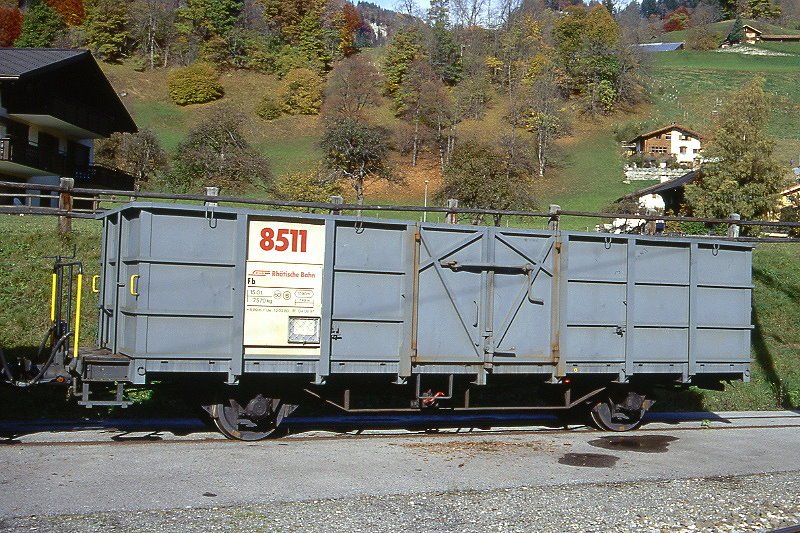 RhB - Fb 8511 am 24.10.1998 in Kblis - Hochbordwagen mit Stahlaufbau 2-achsig mit 1 offenen Plattform - Baujahr 1913 - bernahme 12.03.1980 - Rast/RhB - Gewicht 7,57 - Zuladung 15,00t - LP 8,89m - zulssige Geschwindigkeit 60/B - 2=04.08.1997 - Lebenslauf: Ug ex L 6651 - 1969 E 6651 - 12.03.1980 Fb 8511 - 2003 E 8511 - 09/2005 Abbruch - Hinweis: gescanntes Dia
