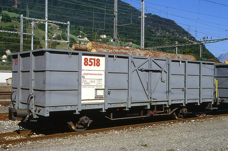 RhB - Fb 8518 am 26.08.1998 in Landquart - Hochbordwagen mit Stahlaufbau 2-achsig mit 1 offenen Plattform - Baujahr 1913 - bernahme 21.12.1982 - Rast/RhB - Gewicht 7,44 - Zuladung 15,00t - LP 8,89m - zulssige Geschwindigkeit 60/B - 2=22.06.1989 - Lebenslauf: Ug ex L 6661 - 1969 E 6661 - 21.12.1982 Fb 8518 - 2003 E 8518 - 09/2005 Abbruch - Hinweis: jetzt mit Kennzeichnung Zugreihe B, gescanntes Dia
