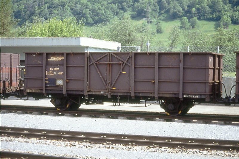 RhB - Fb 8520 am 28.05.1992 in Trun - Hochbordwagen mit Stahlaufbau 2-achsig mit 1 offenen Plattform - Baujahr 1913 - bernahme 07.06.1983 - Rast/RhB - Gewicht 7,63 - Zuladung 15,00t - LP 8,89m - zulssige Geschwindigkeit 60 - 2=31.03.1990 - Lebenslauf: Ug ex L 6664 - 1969 E 6664 - 07.06.1983 Fb 8520 - 2003 E 8520 - 09/2005 Abbruch - Hinweis: gescanntes Dia
