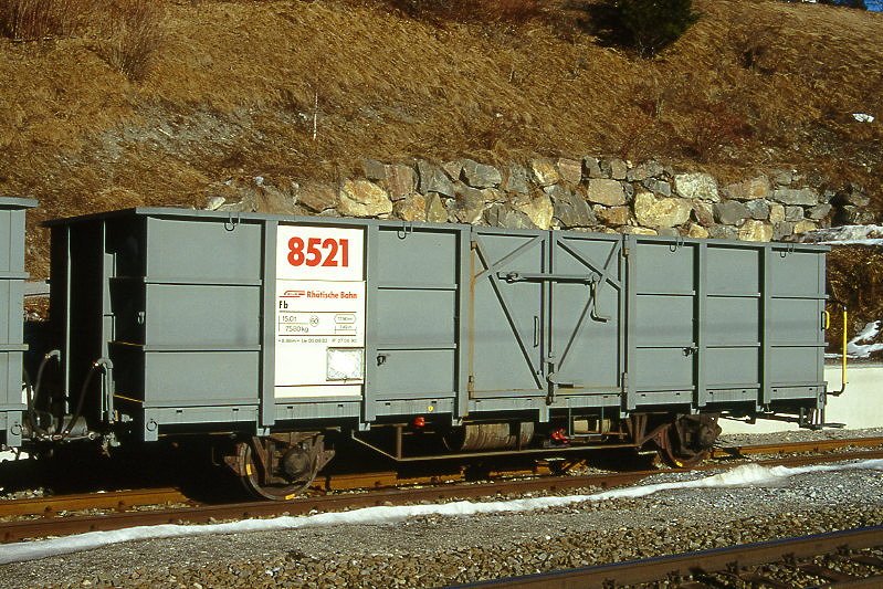 RhB - Fb 8521 am 07.02.1997 in Tiefencastel - Hochbordwagen mit Stahlaufbau 2-achsig mit 1 offenen Plattform - Baujahr 1913 - bernahme 05.09.1983 - Rast/RhB - Gewicht 7,58 - Zuladung 15,00t - LP 8,89m - zulssige Geschwindigkeit 60 - 2=27.06.1990 - Lebenslauf: Ug ex L 6665 - 1969 E 6665 - 05.09.1983 Fb 8521 - 2003 E 8521 - 09/2005 Abbruch - Hinweis: gescanntes Dia
