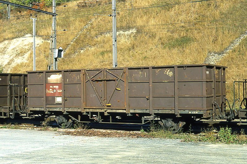 RhB - Fb 8523 am 30.09.1990 in Scuol - Hochbordwagen mit Stahlaufbau 2-achsig mit 1 offenen Plattform - Baujahr 1913 - bernahme 12/1980 - Rast/RhB - Gewicht 7,62 - Zuladung 15,00t - LP 8,89m - zulssige Geschwindigkeit Aufkleber 60 - 2=04.10.1988 - Lebenslauf: Ug ex L 6639 - 1969 E 6639 - 12/1980 Fb 8523 - 2003 E 8523 - 09/2005 Abbruch - Hinweis: gescanntes Dia
