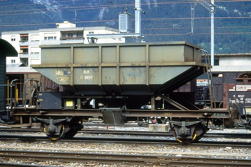 RhB - Fd 8651am 07.06.1992 in Thusis - Schotterwagen 2-achsig mit 1 offenen Plattform - Baujahr 1954 - FFA - Gewicht 7,99t - Zuladung 16,00t - LP 7,80m - zulssige Geschwindigkeit Aufkleber 70/B km/h - 2=12.01.1990 - Lebenslauf: ex OS3t 8651 - 1969 Fd 8651 - 11/2003 Xc 9411
