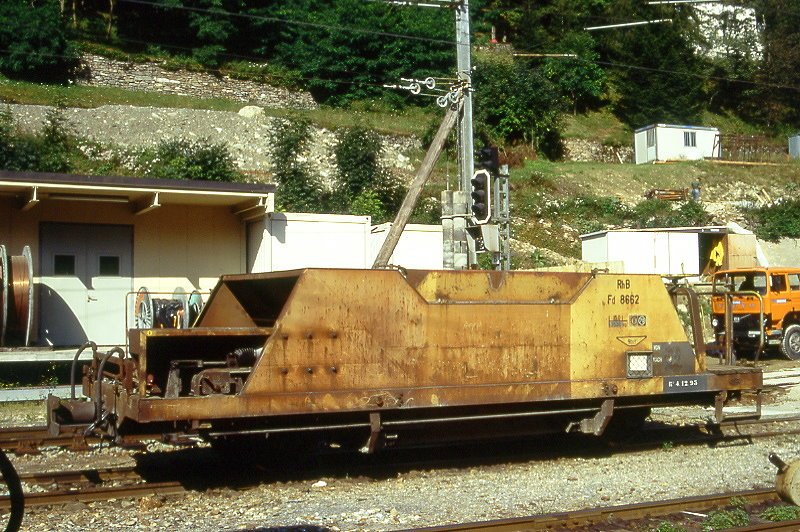 RhB - Fd 8662 am 05.09.1996 in Poschiavo - Schotterwagen 2-achsig mit 1 offenen Plattform - Baujahr 1965 - Talbot - Gewicht 7,53t - Zuladung 15,00t - LP 7,99m - zulssige Geschwindigkeit Aufkleber B/70 km/h - 2=04.12.1995 - Lebenslauf: Fd 8662 - 02/2004 Xc 9422
