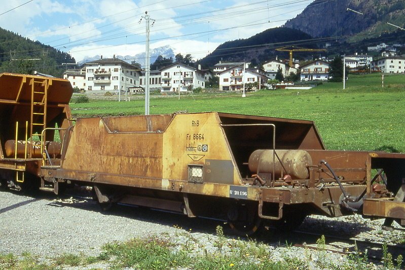RhB - Fd 8664 am 05.09.1996 in Brusio - Schotterwagen 2-achsig mit 1 offenen Plattform - Baujahr 1965 - Talbot - Gewicht 7,45t - Zuladung 15,00t - LP 7,99m - zulssige Geschwindigkeit Aufkleber B/70 km/h - 2=20.01.1996 - Lebenslauf: Fd 8664 - 02/2004 Xc 9424
