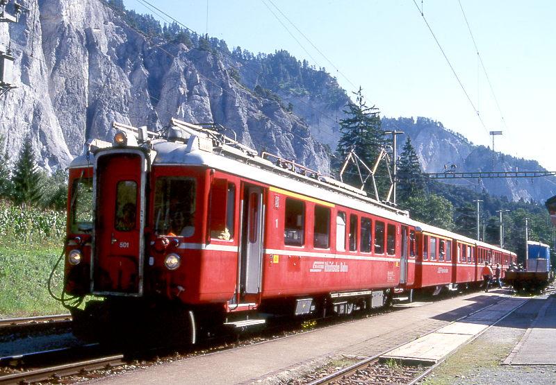 RhB FLIEGENDER RHTIER Extrazug fr GRAUBNDENTOURS 3233 von Chur nach Disentis am 24.08.2000 in Versam-Safien mit Triebwagen ABe 4/4 501 - A 1252 - B 2301 - B 2301. Hinweis: Stilreine Leichtschnellzugkompo der 40er-Jahre.
