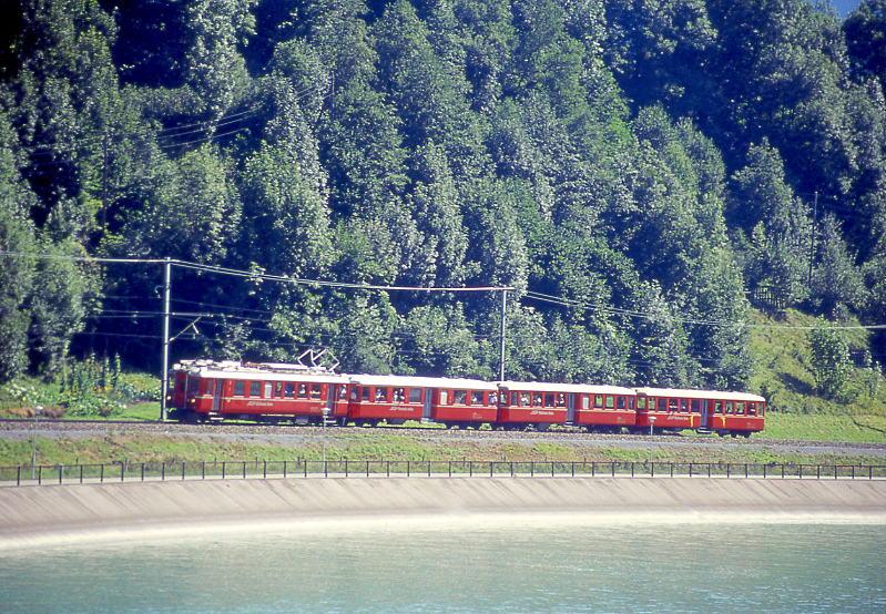 RhB FLIEGENDER RHTIER Extrazug fr GRAUBNDENTOURS 3233 von Chur nach Disentis am 24.08.2000 bei Tavanasa Stausee mit Triebwagen ABe 4/4 501 - A 1252 - B 2301 - B 2301. Hinweis: Stilreine Leichtschnellzugkompo der 40er-Jahre.
