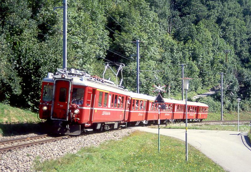 RhB FLIEGENDER RH�TIER Extrazug f�r GRAUB�NDENTOURS 3233 von Chur nach Disentis am 24.08.2000 bei Tavanasa mit Triebwagen ABe 4/4 501 - A 1252 - B 2301 - B 2301. Hinweis: Stilreine Leichtschnellzugkompo der 40er-Jahre.
