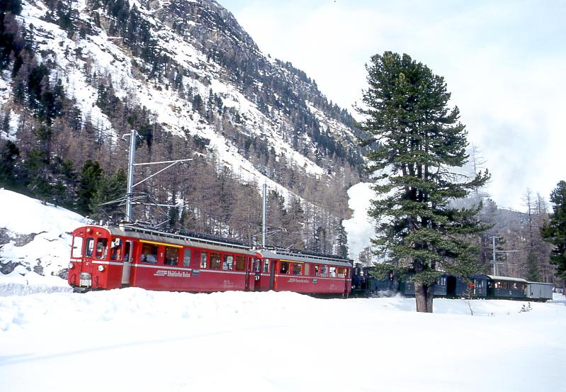 RhB Foto-Dampfzug fr GRAUBNDEN TOURS 3417 von Pontresina nach Ospizio Bernina am 21.02.1998 Einfahrt Morteratsch mit Oldtimer-Triebwagenvorspann ABe 4/4I 31 - ABe 4/4I 34 und mit Dampflok G 3/4 1 - B 2060 - D 4052I - A 1102 - Xk 9398. Hinweis: Dies ist die zweite Fotofahrt mit Dampf auf Bernina seit Bahnbau.
