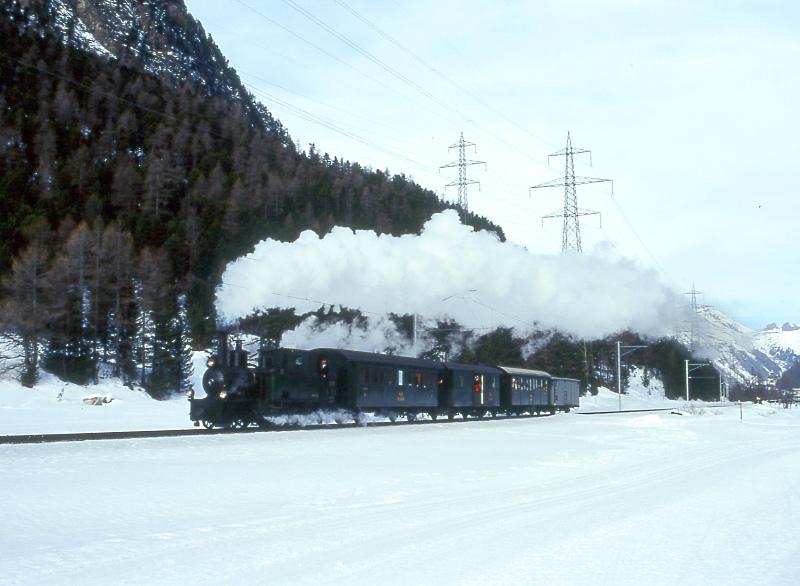 RhB Foto-Dampfzug fr GRAUBNDEN TOURS 3417 von Pontresina nach Ospizio Bernina am 21.02.1998 zwischen Surova und Morteratsch mit Dampflok G 3/4 1 - B 2060 - D 4052I - A 1102 - Xk 9398. Hinweis: Dies ist die zweite Fotofahrt mit Dampf auf Bernina seit Bahnbau.
