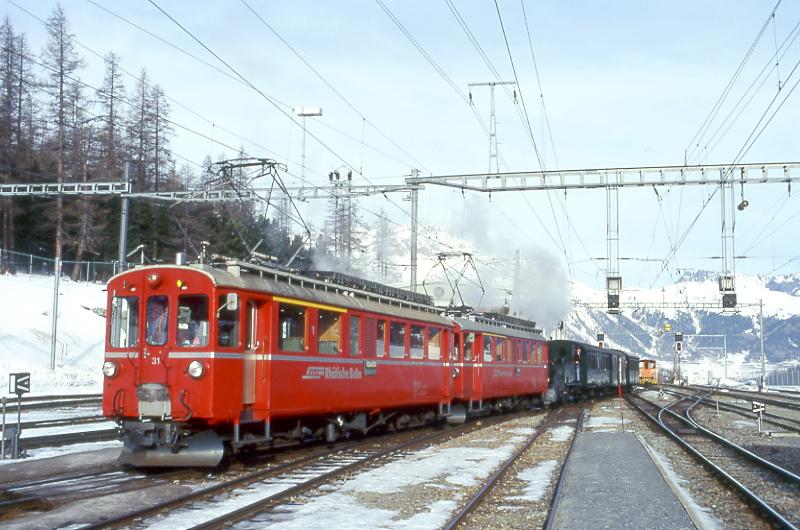 RhB Foto-Dampfzug fr GRAUBNDEN TOURS 3417 von Pontresina nach Ospizio Bernina am 21.02.1998 in Pontresina mit Oldtimer-Triebwagenvorspann ABe 4/4I 31 - ABe 4/4I 34 und mit Dampflok G 3/4 1 - B 2060 - D 4052I - A 1102 - Xk 9398. Hinweis: Dies ist die zweite Fotofahrt mit Dampf auf Bernina seit Bahnbau.
