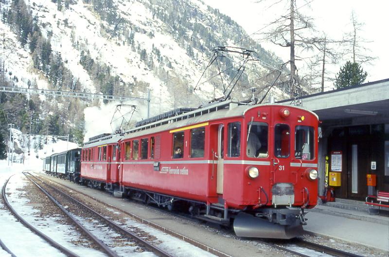 RhB Foto-Dampfzug fr GRAUBNDEN TOURS 3417 von Pontresina nach Ospizio Bernina am 21.02.1998 in Morteratsch mit Oldtimer-Triebwagenvorspann ABe 4/4I 31 - ABe 4/4I 34 und mit Dampflok G 3/4 1 - B 2060 - D 4052I - A 1102 - Xk 9398. Hinweis: Dies ist die zweite Fotofahrt mit Dampf auf Bernina seit Bahnbau.
