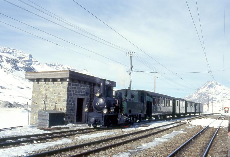 RhB Foto-Dampfzug fr GRAUBNDEN TOURS 3417 von Pontresina nach Ospizio Bernina am 21.02.1998 in Ospizio Bernina mit Dampflok G 3/4 1 - B 2060 - D 4052I - A 1102 - Xk 9398. Hinweis: Dies ist die zweite Fotofahrt mit Dampf auf Bernina seit Bahnbau.
