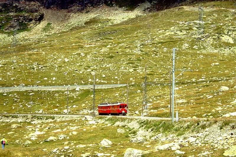 RhB Fotobegleit-Extrazug fr RHTIA INCOMING 9966 von Ospizio Bernina nach km 20,400 am 26.08.1995 beim Lago Nero mit Triebwagen ABe 4/4 I 34 - ABe 4/4 I 30. Hinweis: Triebwagen noch in roter Lackierung!
