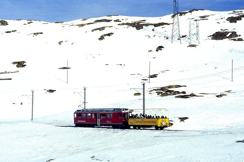 RhB - Fotobegleitzug 9462 fr Graubnden Tours zu Dampfschneeschleuderextrazug von Alp Grm nach Ospizio Bernina am 21.02.1998 am Lago Bianco mit Triebwagen ABe 4/4 II 41 - B 2092. Hinweis: gescanntes Dia.
