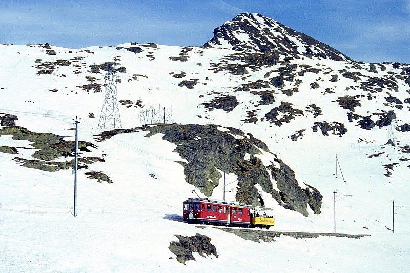 RhB - Fotobegleitzug 9462 zu Dampfschneeschleuderextrazug fr Graubnden Tours von Alp Grm nach Ospizio Bernina am 21.02.1998 am Lago Bianco mit Triebwagen ABe 4/4 II 41 - B 2092. Hinweis: gescanntes Dia.
