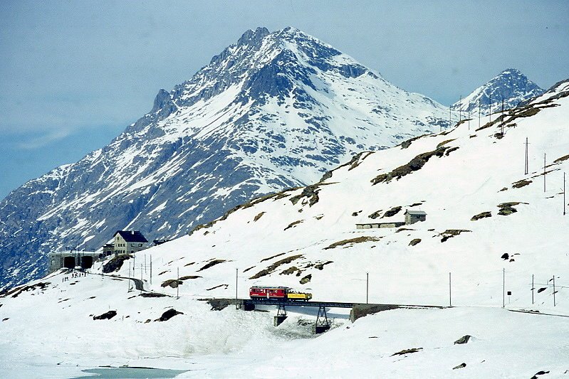 RhB - Fotobegleitzug 9462 zu Dampfschneeschleuderextrazug fr Graubnden Tours von Alp Grm nach Ospizio Bernina am 21.02.1998 auf Brcke am See mit Triebwagen ABe 4/4 II 41 - B 2092. Hinweis: gescanntes Dia.
