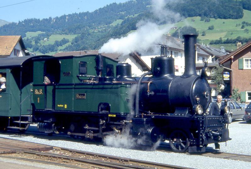 RhB - G 3/4 1 am 02.09.1993 in Schiers - DAMPFLOK Rhtia - Baujahr 1889 - SLM 577 - Gewicht 29,00t - 184 KW - LP 7,90m - zulssige Geschwindigkeit 45 km/h - Mutation: ex LD G 3/4 1 - 1895 RhB - 1928a - 1947 reserviert VHS Luzern - 1970 BC - 1988 leihweise RhB - 1989 nach Jubilum RhB
