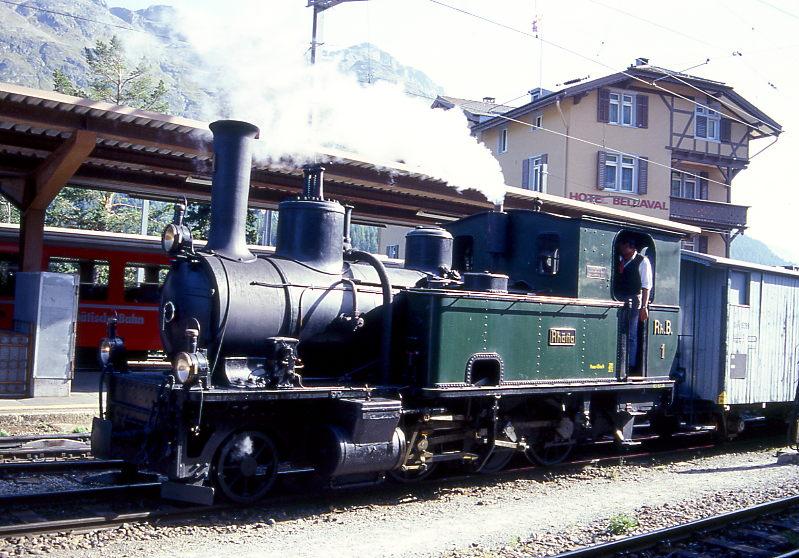 RhB - G 3/4 1 am 26.08.2000 in St.Moritz - DAMPFLOK Rhtia - Baujahr 1889 - SLM 577 - Gewicht 29,00t - 184 KW - LP 7,90m - zulssige Geschwindigkeit 45 km/h - Mutation: ex LD G 3/4 1 - 1895 RhB - 1928a - 1947 reserviert VHS Luzern - 1970 BC - 1988 leihweise RhB - 1989 nach Jubilum RhB - Hinweis: Gegenlichtaufnahme am Abend
