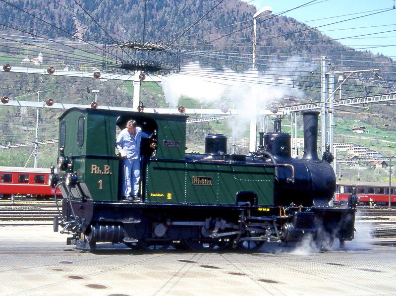 RhB - G 3/4 1 am 25.04.1999 in Landquart auf Drehscheibe - DAMPFLOK Rhtia - Baujahr 1889 - SLM 577 - Gewicht 29,00t - 184 KW - LP 7,90m - zulssige Geschwindigkeit 45 km/h - Mutation: ex LD G 3/4 1 - 1895 RhB - 1928a - 1947 reserviert VHS Luzern - 1970 BC - 1988 leihweise RhB - 1989 nach Jubilum RhB
