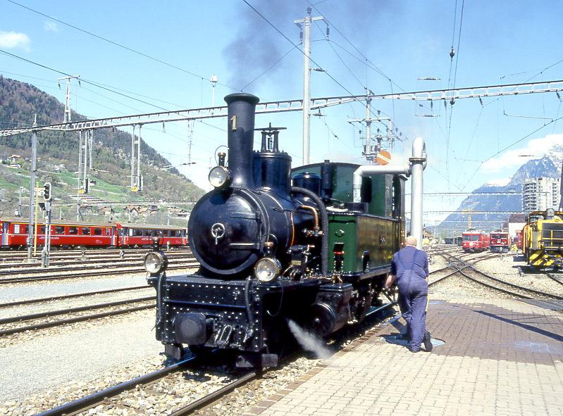 RhB - G 3/4 1 am 25.04.1999 in Landquart beim Wasserfassen - DAMPFLOK Rhtia - Baujahr 1889 - SLM 577 - Gewicht 29,00t - 184 KW - LP 7,90m - zulssige Geschwindigkeit 45 km/h - Mutation: ex LD G 3/4 1 - 1895 RhB - 1928a - 1947 reserviert VHS Luzern - 1970 BC - 1988 leihweise RhB - 1989 nach Jubilum RhB
