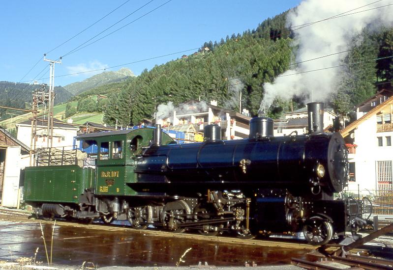 RhB - G 4/5 107 am 31.08.1997 in DISENTIS - DAMPFLOK - Baujahr 1906 - SLM 1709 - Gewicht 68,00t - 590 KW - LP 13,97m - zulssige Geschwindigkeit 45 km/h. Hinweis: Drehscheibe im Herbst 1998 ausgebaut!
