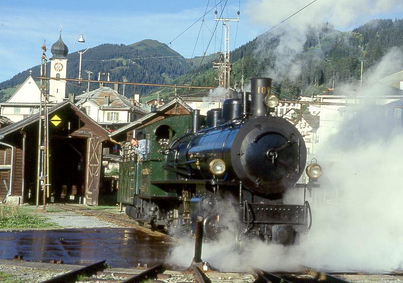 RhB - G 4/5 107 am 31.08.1997 in DISENTIS - DAMPFLOK - Baujahr 1906 - SLM 1709 - Gewicht 68,00t - 590 KW - LP 13,97m - zulssige Geschwindigkeit 45 km/h. Hinweis: Drehscheibe im Herbst 1998 ausgebaut!
