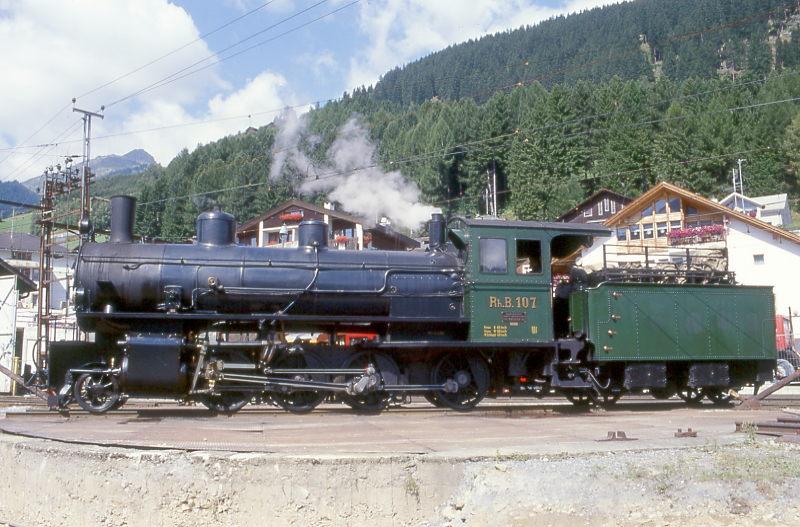 RhB - G 4/5 107 am 29.08.1998 in DISENTIS - DAMPFLOK - Baujahr 1906 - SLM 1709 - Gewicht 68,00t - 590 KW - LP 13,97m - zulssige Geschwindigkeit 45 km/h. Hinweis: Drehscheibe im Herbst 1998 ausgebaut! Dies war das letzte Abdrehen einer Dampflok in Disentis!
