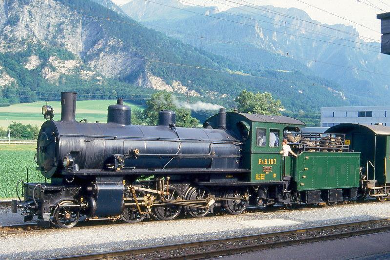 RhB - G 4/5 107 am 25.06.1994 in Untervaz - Dampflok - Baujahr 1906 - SLM 1709 - Gewicht 68,00t - 590 KW - LP 13,97m - zulssige Geschwindigkeit 45/30 km/h Tender voraus - =28.03.1991.
