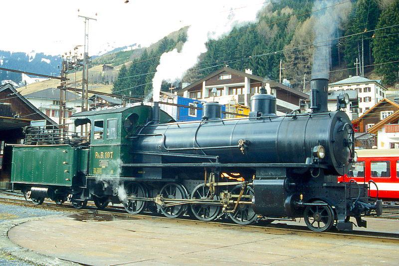 RhB - G 4/5 107 am 26.01.1997 in Disentis - Dampflok - Baujahr 1906 - SLM 1709 - Gewicht 68,00t - 590 KW - LP 13,97m - zulssige Geschwindigkeit 45/30 km/h Tender voraus - =28.03.1991.

