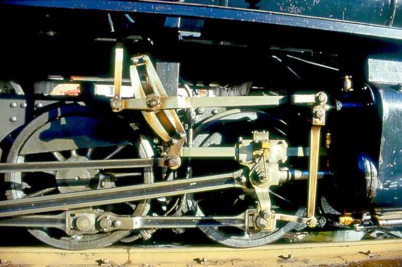 RhB - G 4/5 107 am 31.08.1997 in Disentis - Dampflok - Baujahr 1906 - SLM 1709 - Gewicht 68,00t - 590 KW - LP 13,97m - zulssige Geschwindigkeit 45/30 km/h Tender voraus - =28.03.1991. Hinweis: Detailansicht Triebwerk
