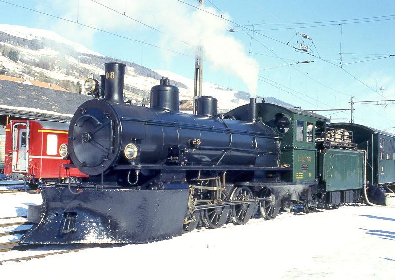 RhB - G 4/5 108 am 31.08.1996 in SCUOL - DAMPFLOK - Baujahr 1906 - SLM 1710 - Gewicht 68,00t - 590 KW - LP 13,97m - zulssige Geschwindigkeit 45 km/h. Hinweis: mit selten montierten groen Schneerumer!
