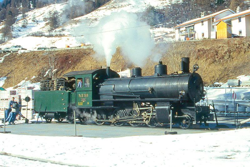 RhB - G 4/5 108 am 09.02.1997 in Scuol - Dampflok - Baujahr 1906 - SLM 1710 - in Betriebnahme 07.06.1906 - Gewicht 68,00t - 590 KW - LP 13,97m - zulssige Geschwindigkeit 45/30 km/h Tender voraus - =17.06.1991.
