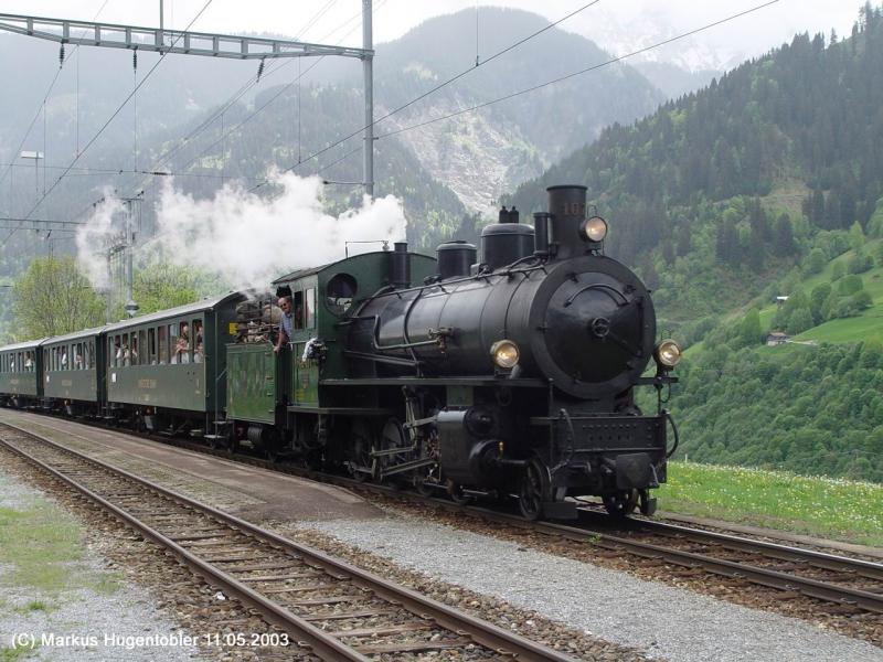 RhB G4/5 107 mit Muttertag Extrazug Landquart - Disentis/Mustr
in Sumvitg - Cumpadials am 11.05.2003
