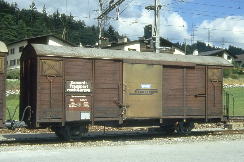 RhB - Gb 5001 am 01.09.1993 in Surava - Gedeckter Gterwagen 2-achsig mit Warzenblechboden ZEMENTTRANSPORT nach Surava, blauer Aufkleber Heimatstation Surava - 1 offene Plattform - Baujahr 1963 - JMR - Gewicht 7,64t - Ladegewicht 15,00t - LP 9,14m - zulssige Geschwindigkeit Aufkleber 70 km/h - 2=21.06.1989 - Lebenslauf: ex K 5001 - 1969 Gb 5001 - 12.04.2006 Abbruch - Hinweis: genderte zulssige Geschwindigkeit, gescanntes Dia
