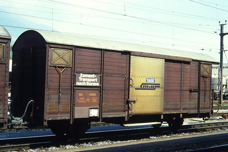 RhB - Gb 5002 am 11.05.1994 in Chur - Gedeckter Gterwagen 2-achsig mit Warzenblechboden ZEMENTTRANSPORT nach Surava, blauer Aufkleber Heimatstation Surava - 1 offene Plattform - Baujahr 1963 - JMR - Gewicht 7,53t - Ladegewicht 15,00t - LP 9,14m - zulssige Geschwindigkeit 65 km/h - 2=12.06.1989 - Lebenslauf: ex K 5002 - 1969 Gb 5002 - 18.04.2006 Abbruch - Hinweis: gescanntes Dia
