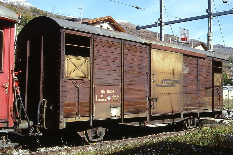 RhB - Gb 5006 am 22.10.1998 in Scuol - Gedeckter Gterwagen 2-achsig mit 1 offenen Plattform - Baujahr 1963 - JMR - Gewicht 7,65t - Ladegewicht 15,00t - LP 9,14m - zulssige Geschwindigkeit Aufkleber 70 km/h - 2=05.07.1989 - Lebenslauf: ex K 5006 - 1969 Gb 5006 - 07/2005 Abbruch - Hinweis: genderte zulssige Geschwindigkeit, gescanntes Dia
