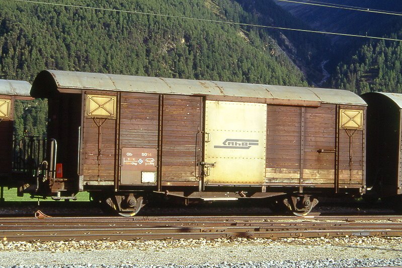 RhB - Gb 5014 am 05.09.1996 in Bever - Gedeckter Gterwagen 2-achsig mit 1 offenen Plattform - Baujahr 1963 - JMR - Gewicht 7,54t - Ladegewicht 15,00t - LP 9,14m - zulssige Geschwindigkeit Aufkleber 70 km/h - 2=12.09.1989 - Lebenslauf: ex K 5014 - 1969 Gb 5014 - 07/2005 Abbruch - Hinweis: genderte zulssige Geschwindigkeit, gescanntes Dia
