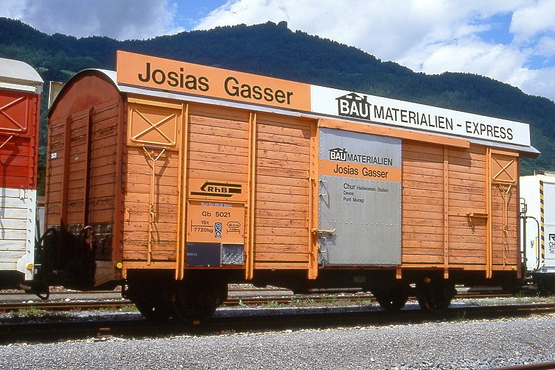 RhB - Gb 5021 am 08.06.1997 in Landquart Ried - Gedeckter Gterwagen 2-achsig mit 1 offenen Plattform - Werbung: Josias Gasser - Baujahr 1963 - JMR - Gewicht 7,72t - Ladegewicht 15,00t - LP 9,14m - zulssige Geschwindigkeit Aufkleber 70/B km/h - 2=26.07.1991 - Lebenslauf: ex K 5021 - 1969 Gb 5021 - 29.09.2006 P 10069 - Hinweis: genderte zulssige Geschwindigkeit, mit Zugreihe B im Anschriftenblock, gescanntes Dia
