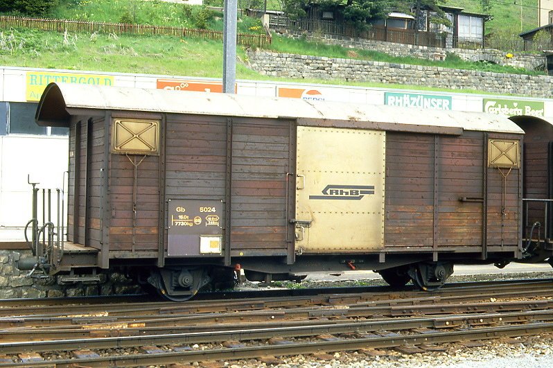 RhB - Gb 5024 am 27.06.1990 in St.Moritz - Gedeckter Gterwagen 2-achsig mit 1 offenen Plattform - Baujahr 1963 - JMR - Gewicht 7,73t - Ladegewicht 15,00t - LP 9,14m - zulssige Geschwindigkeit 65 km/h - 2=07.08.1989 - Lebenslauf: ex K 5024 - 1969 Gb 5024 - 07/2005 Abbruch - Hinweis: gescanntes Dia

