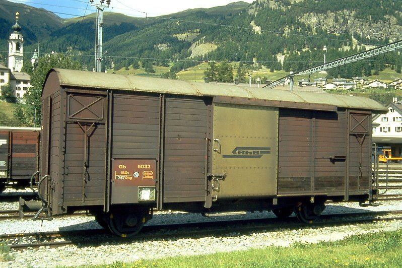 RhB - Gb 5032 am 01.09.1993 in Samedan - Gedeckter Gterwagen 2-achsig mit 1 offenen Plattform - Baujahr 1963 - JMR - Gewicht 7,67t - Ladegewicht 15,00t - LP 9,14m - zulssige Geschwindigkeit Aufkleber 70 km/h - Lebenslauf: ex K 5032 - 1969 Gb 5032 -  1974a nach Unfall - 1975 Gb 5032 - 05/2004 P 10145 - Hinweis: genderte zulssige Hchstgeschwindigkeit, gescanntes Dia
