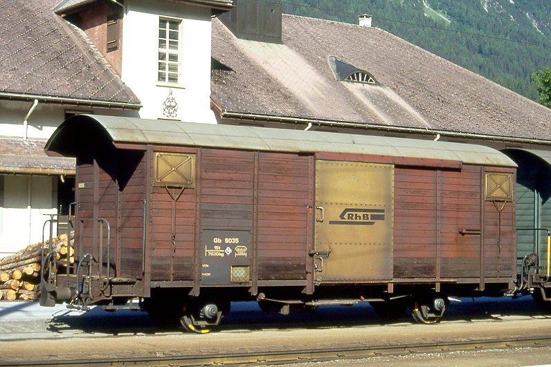 RhB - Gb 5035 am 08.06.1993 in Bergn - Gedeckter Gterwagen 2-achsig mit 1 offenen Plattform - Baujahr 1963 - JMR - Gewicht 7,52t - Ladegewicht 15,00t - LP 9,14m - zulssige Geschwindigkeit Aufkleber 70 km/h - 2=28.01.1985 - Lebenslauf: ex K 5035 - 1969 Gb 5035 - 06/2003a - 07/2003 P 10067 Transportwagen A&M Untervaz - Hinweis: genderte zulssige Geschwindigkeit, gescanntes Dia
