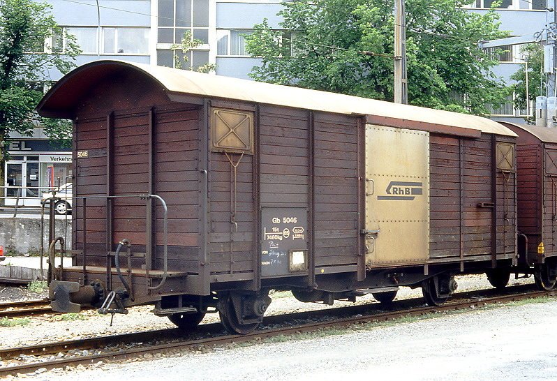 RhB - Gb 5046 am 03.06.1990 in Chur - Gedeckter Gterwagen 2-achsig mit 1 offenen Plattform - Baujahr 1963 - JMR - Gewicht 7,46t - Ladegewicht 15,00t - LP 9,14m - zulssige Geschwindigkeit 65 km/h - Lebenslauf: ex K 5046 - 1969 Gb 5046 - 07/2002 Gb 5038 II - 10/2002 Gb 5019 II - 09/2005 P 10129 - Hinweis: gescanntes Dia

