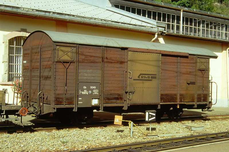 RhB - Gb 5049 am 05.09.1996 in Poschiavo - Gedeckter Gterwagen 2-achsig mit 1 offenen Plattform - Baujahr 1963 - JMR - Gewicht 7,69t - Ladegewicht 15,00t - LP 9,14m - zulssige Geschwindigkeit Aufkleber 70 km/h - Lebenslauf: ex K 5049 - 1969 Gb 5049 - 09/1999a - ? 2002 Abbruch, Hinweis: genderte zulssige Hchstgeschwindigkeit, gescanntes Dia
