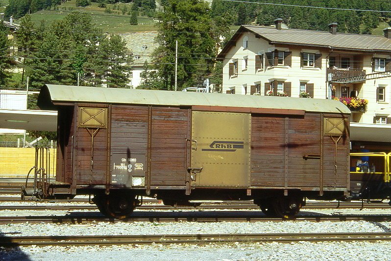 RhB - Gb 5060 am 04.09.1996 in Samedan - Gedeckter Gterwagen 2-achsig mit 1 offenen Plattform - Baujahr 1963 - JMR - Gewicht 7,60t - Ladegewicht 15,00t - LP 9,14m - zulssige Geschwindigkeit Aufkleber 70/B km/h - 2=18.12.1967 - Lebenslauf: ex K 5060 - 1969 Gb 5060 - 03/1999a - 15.03.1999 Kastenabbruch - 06/1999 Lbv 7869 -  Hinweis: genderte zulssige Hchstgeschwindigkeit, mit Kennzeichnung B im Anschriftenblock fr Zugreihe, gescanntes Dia
