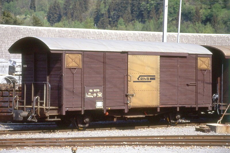 RhB - Gb 5070 am 10.05.1992 in Thusis - Gedeckter Gterwagen 2-achsig mit 1 offenen Plattform - Baujahr 1963 - JMR - Gewicht 7,50t - Ladegewicht 15,00t - LP 9,14m - zulssige Geschwindigkeit 65 km/h - 2=26.05.1991 - Lebenslauf: ex K 5070 - 1969 Gb 5070 - 07/1999a - 11/1999 Lb-v 7874-  Hinweis: gescanntes Dia
