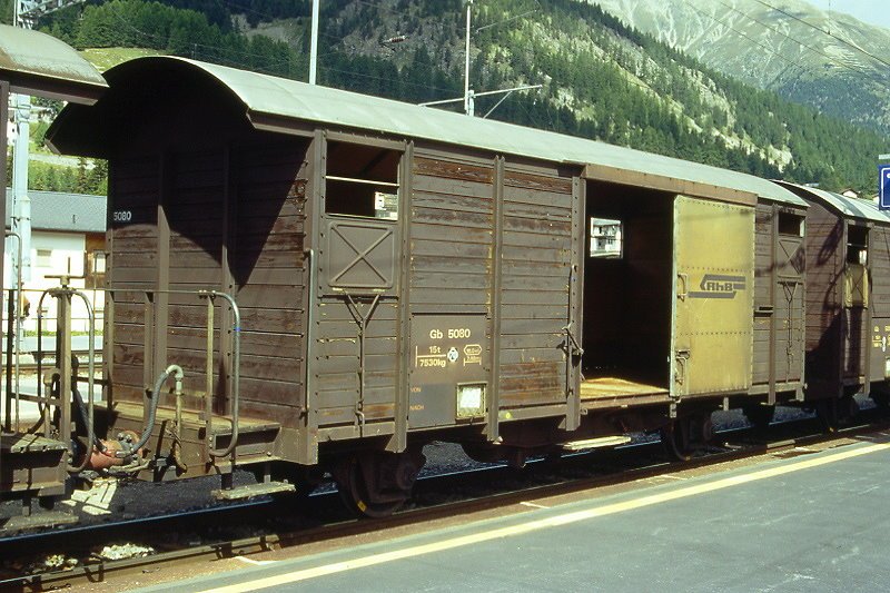 RhB - Gb 5080 am 04.09.1996 in Samedan - Gedeckter Gterwagen 2-achsig mit 1 offenen Plattform - Baujahr 1963 - JMR - Gewicht 7,53t - Ladegewicht 15,00t - LP 9,14m - zulssige Geschwindigkeit 65 km/h - 2=25.10.1989 - Lebenslauf: ex K 5080 - 1969 Gb 5080 - 04/1997a - 07/1997 Xk 9348 Bobinenwagen - Hinweis: genderte zulssige Geschwindigkeit, gescanntes Dia

